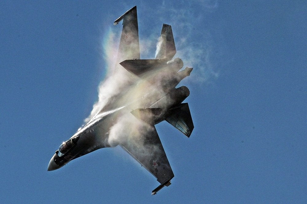Αυτά τα πράγματα δεν γίνονται: Το Su-35 μόλις παραβίασε τους νόμους της φυσικής! (βίντεο)